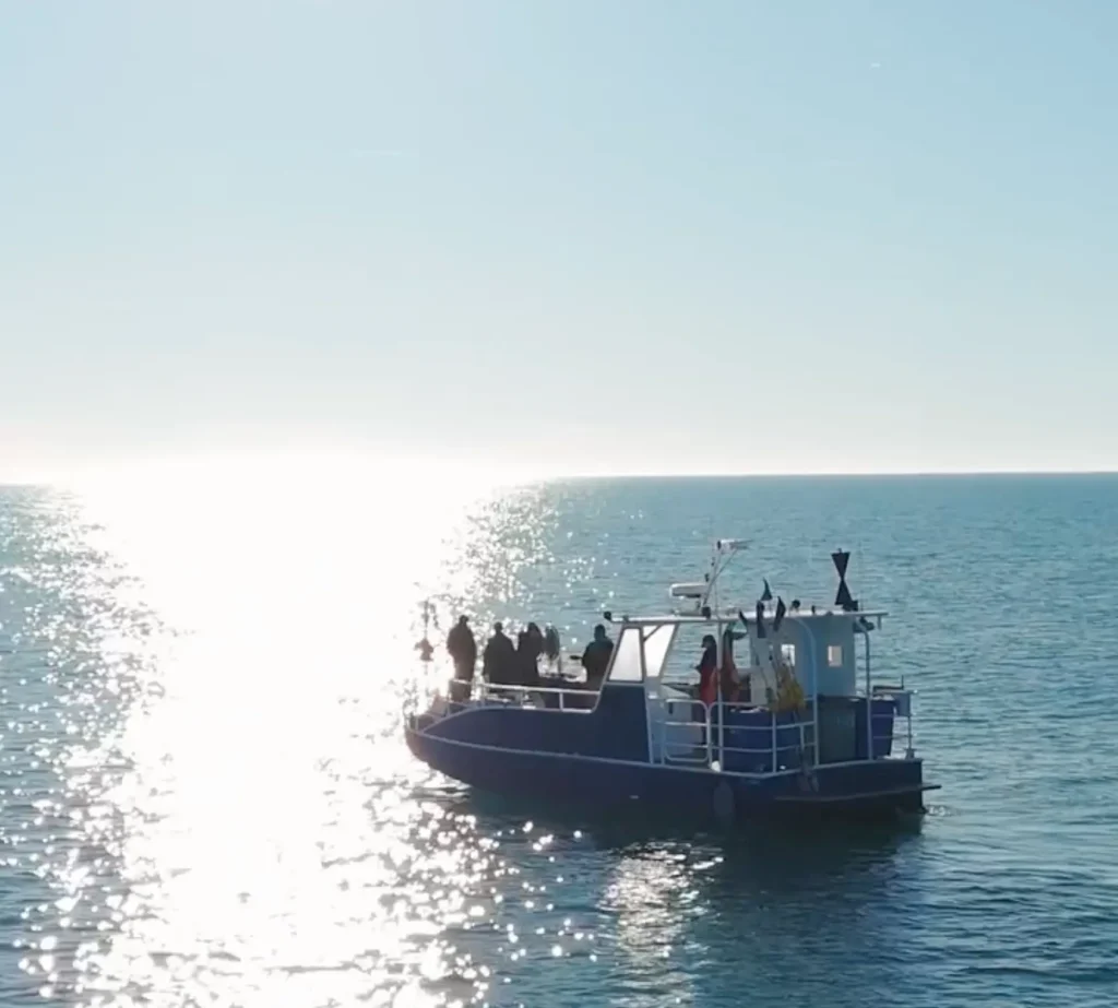 Bateau de pêche naviguant en Méditerranée